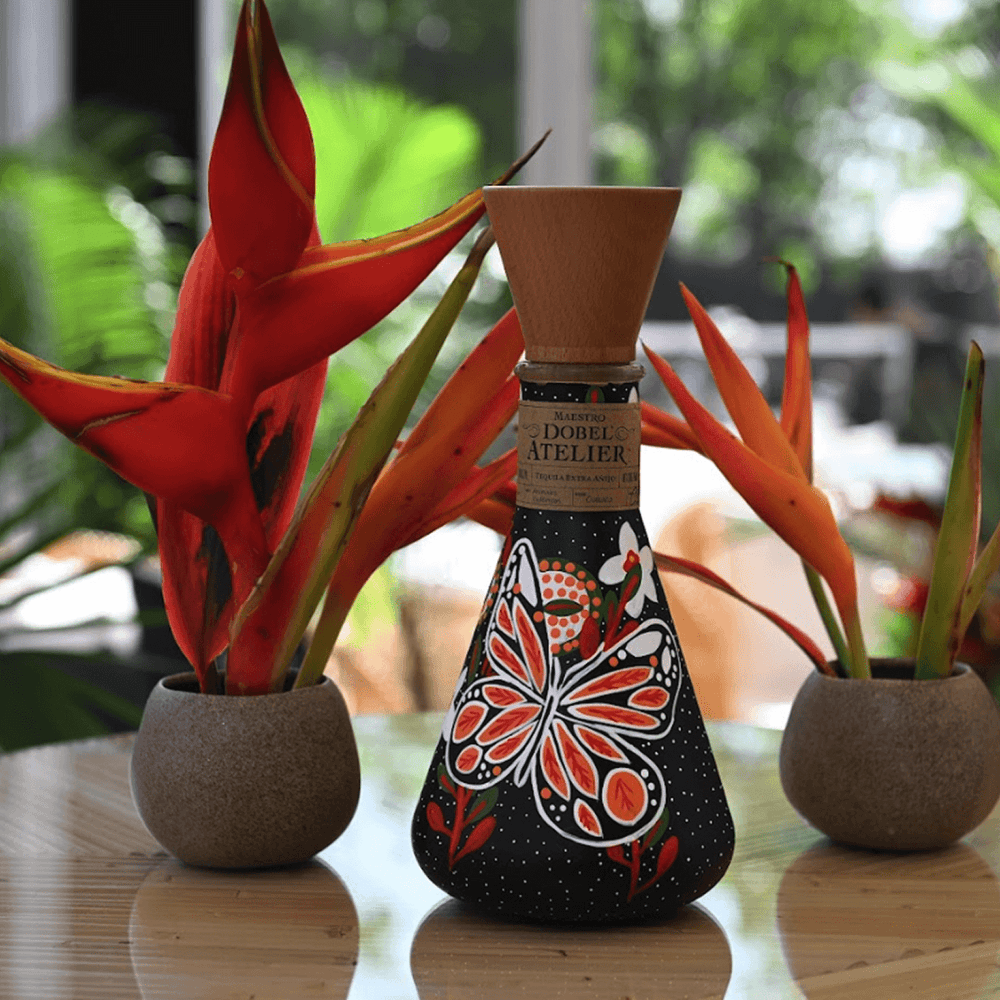 Dobel Atelier: Animales Endémicos Edition black bottle on table.