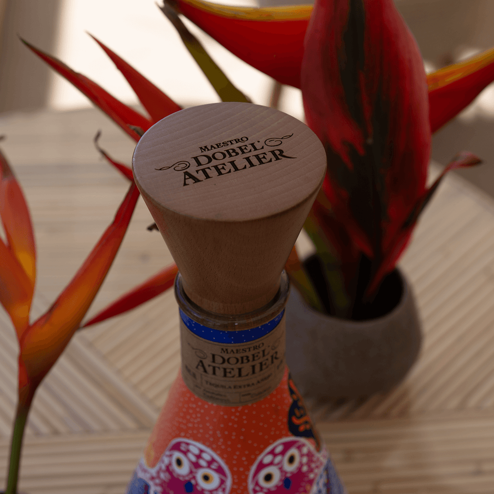 Dobel Atelier: Animales Endémicos Edition up close of pink bottle's wooden cap.